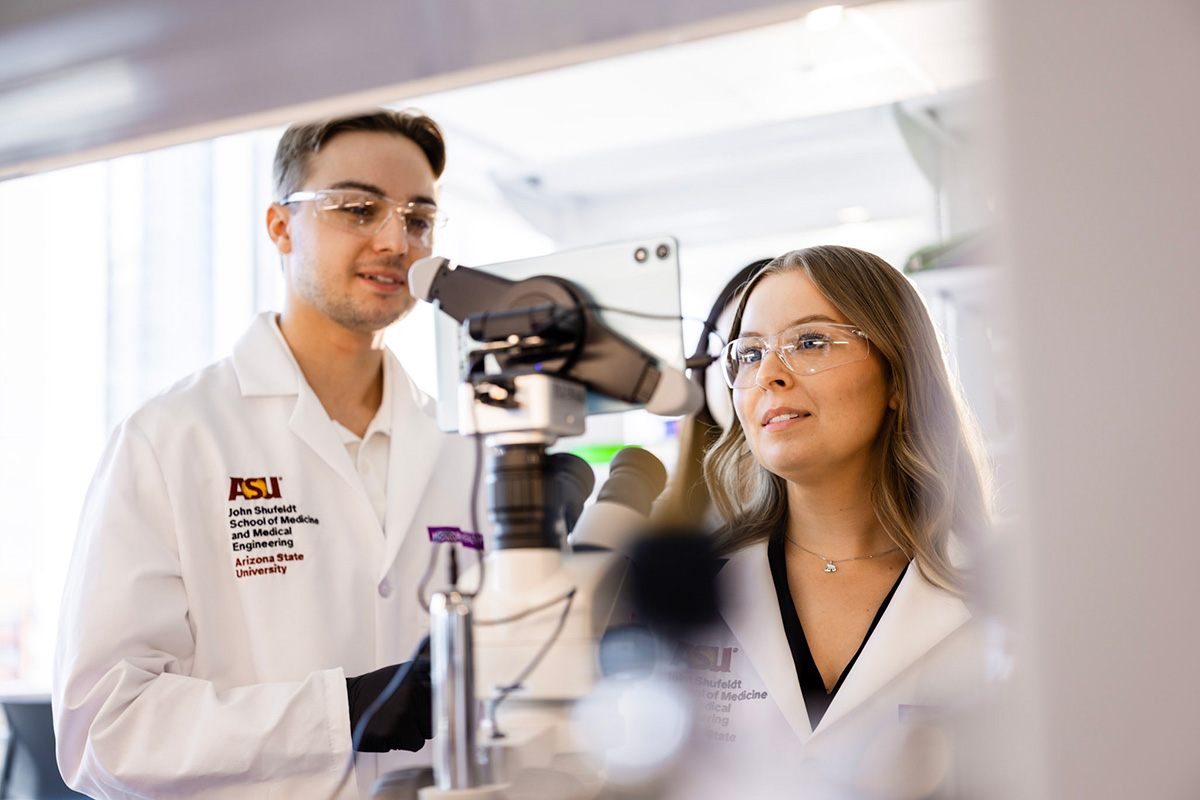 HonorHealth - ASU School of Medicine and Medical Engineering - Students learning in the lab