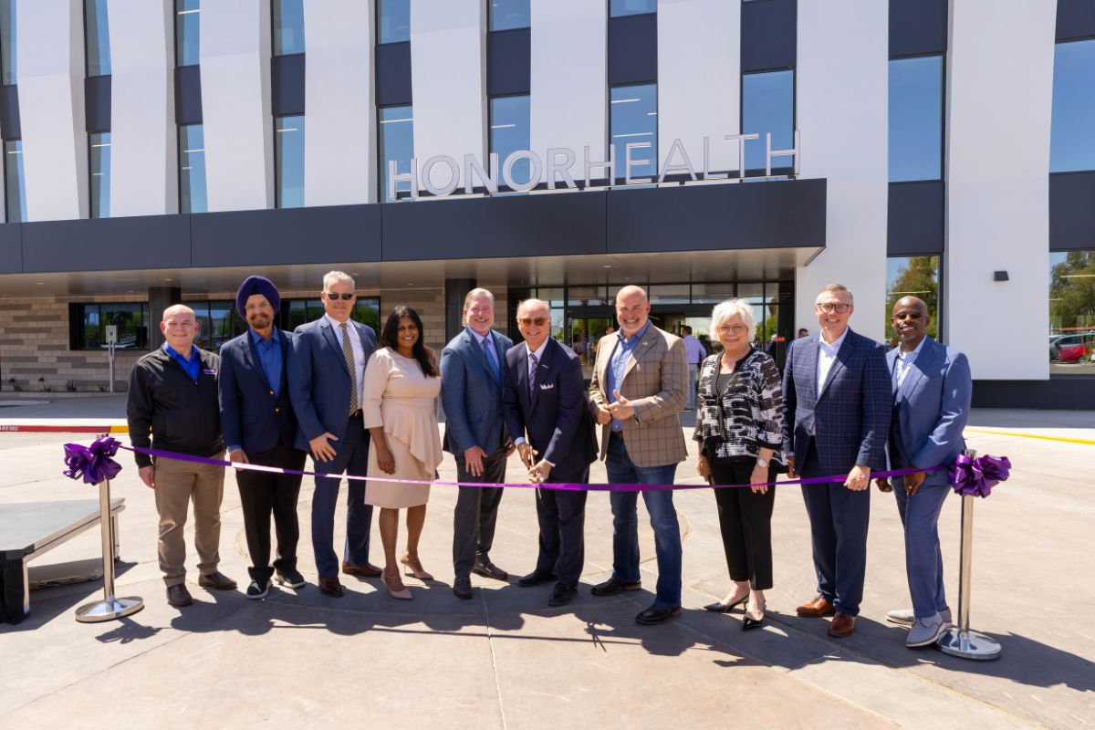 HonorHealth employees smile for group photo at new location ribbon cutting ceremony.