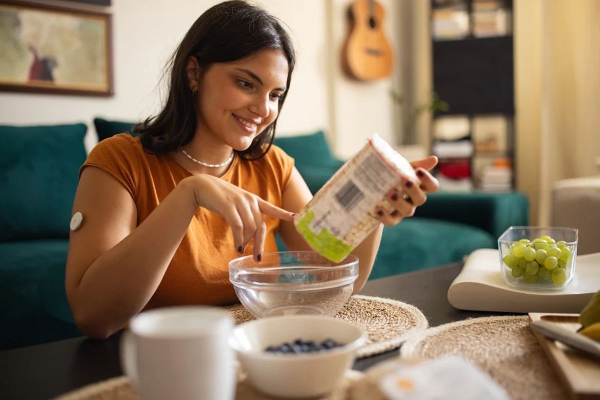 HonorHealth Whole Health Institute - Integrative and Lifestyle Medicine patient reads food label to practice healthy eating.