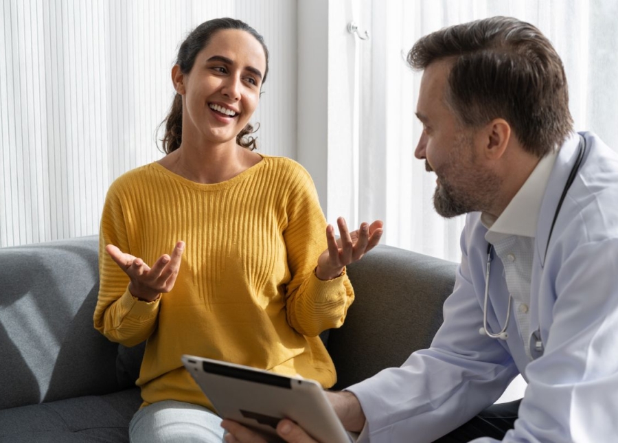 HonorHealth Healthy Living blog - Female patient converses with physician.