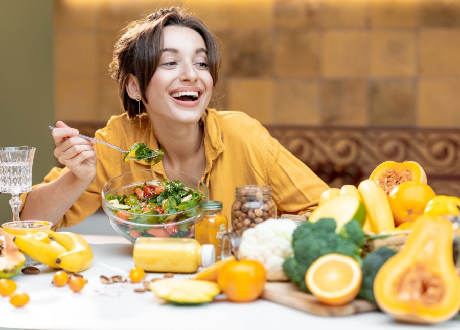 HonorHealth Whole Health Institute - Woman smiles while eating anti-inflammatory diet foods.