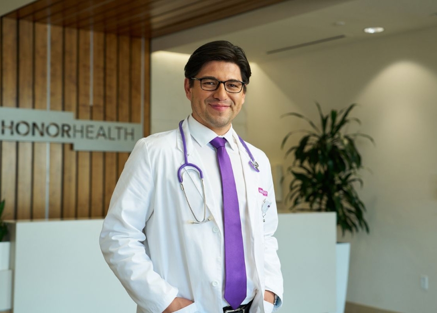 HonorHealth Healthy Living blog - Male physician smiles in medical attire.