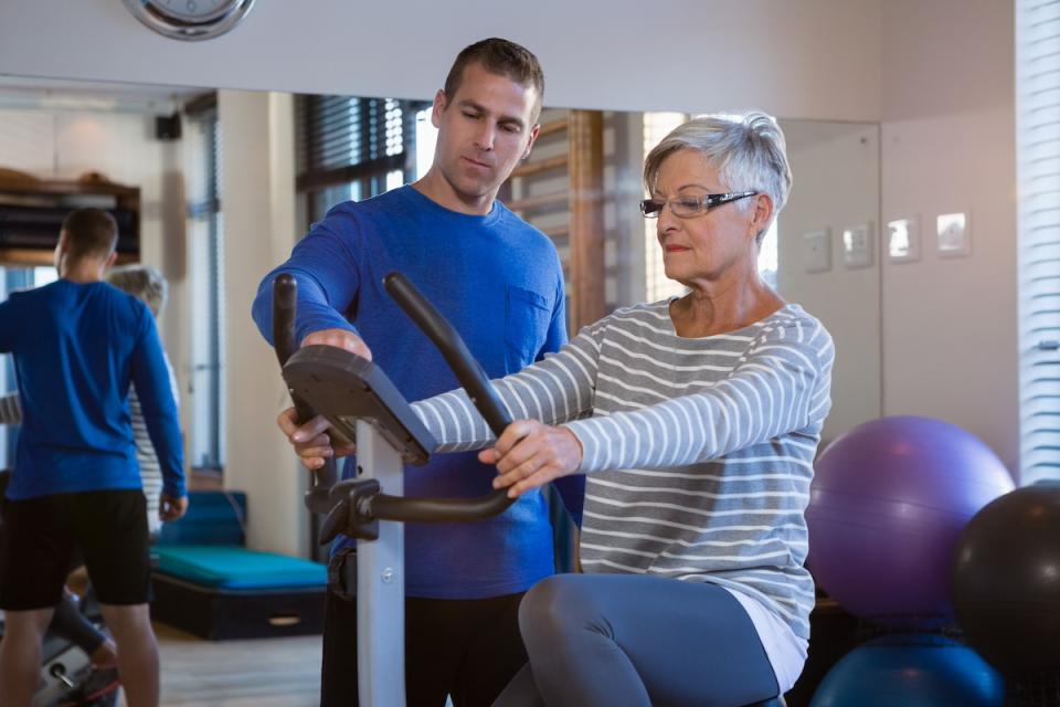 An HonorHealth employee helps a patient with rehab