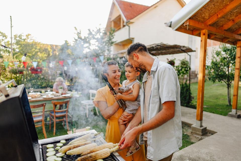 An HonorHealth patient and her family grill