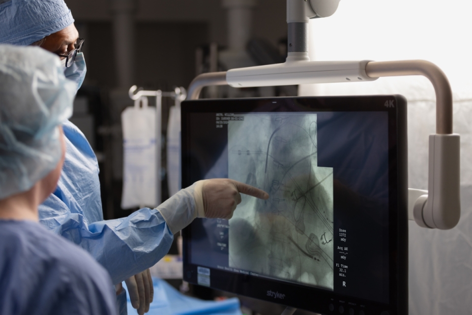 HonorHealth Aortic Program offers high-quality care as doctors review X-ray of chest