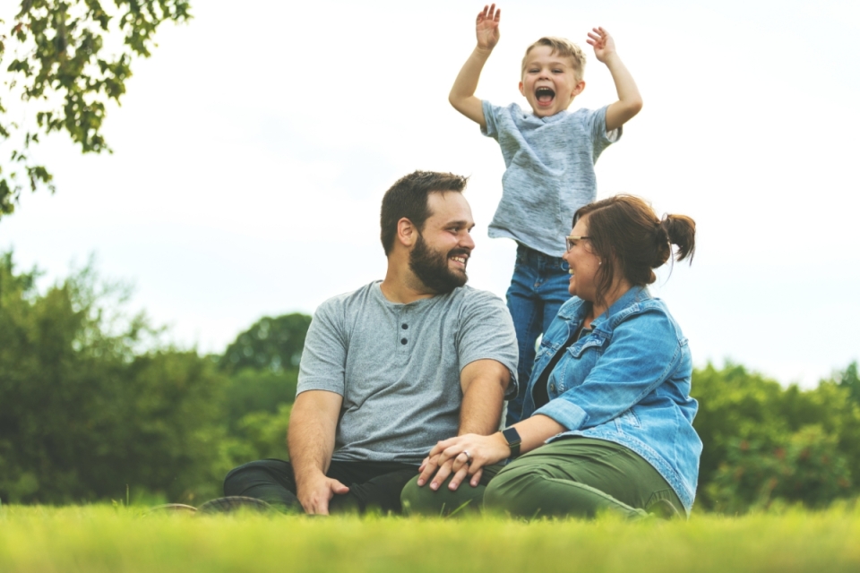 Family sits in park with child - What your heart really thinks about the dad bod