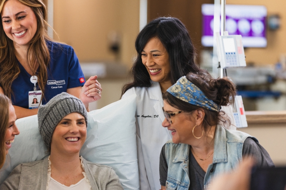 HonorHealth Cancer Care - Gynecologic cancer patient and HonorHealth staff smiles in group photo.
