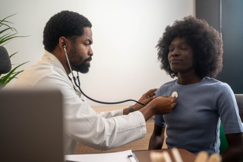 An HonorHealth thoracic surgeon listens to a patient’s lungs with a stethoscope during a checkup, illustrating the importance of early lung cancer detection, breathing health and timely screening.