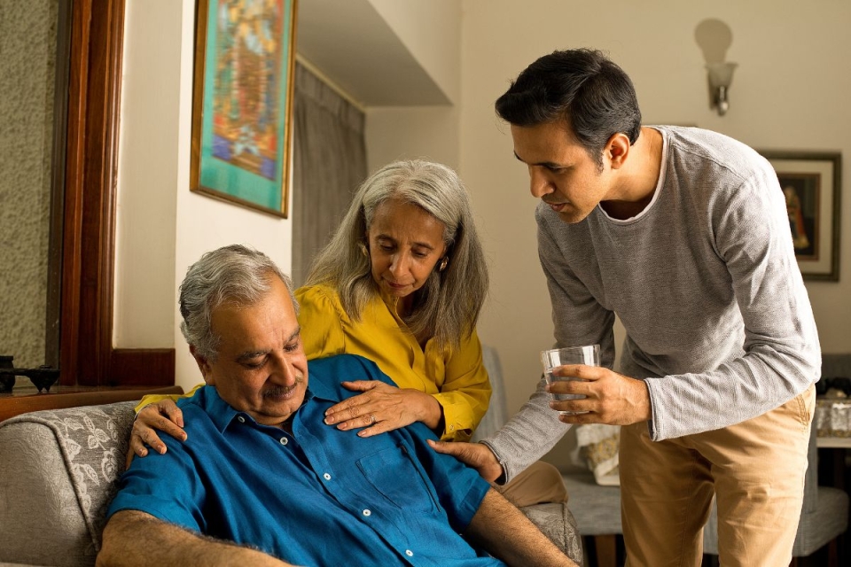 HonorHealth Heart Care - Family supports an older man with heart failure symptoms that may require care from an HonorHealth cardiologist.