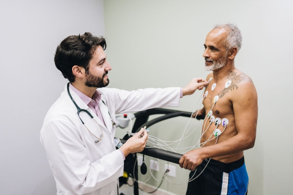 HonorHealth Heart Care cardiologist performs stress test on patient.