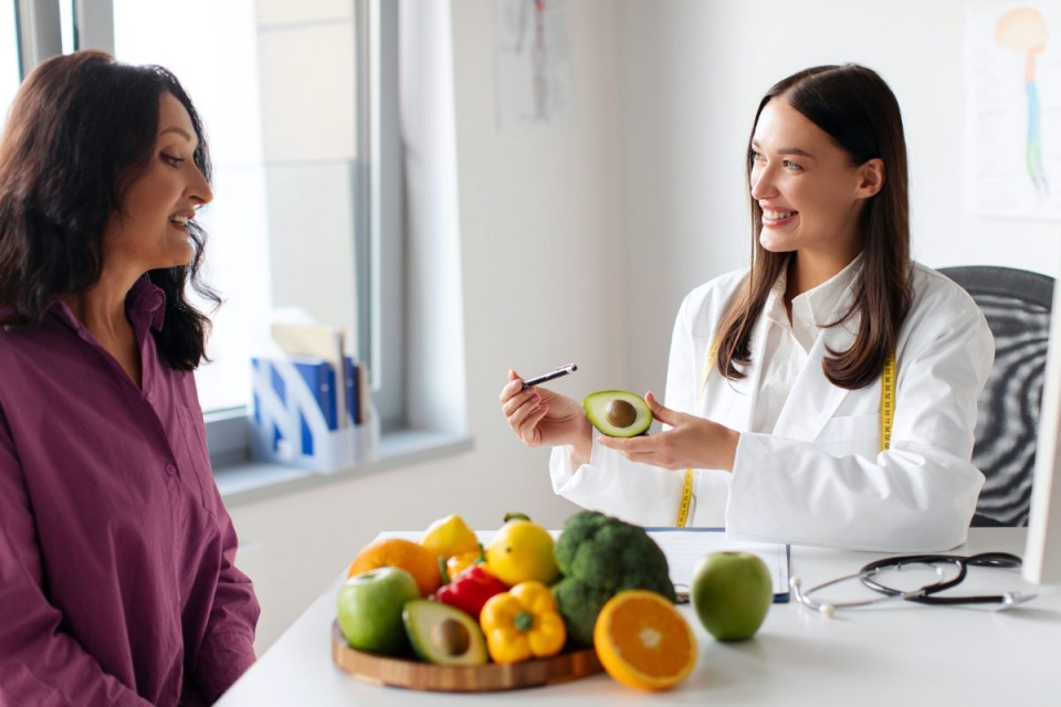 HonorHealth Bariatrics - Female provider discusses nutrition guidelines with patient start GLP-1 medication for weight loss.