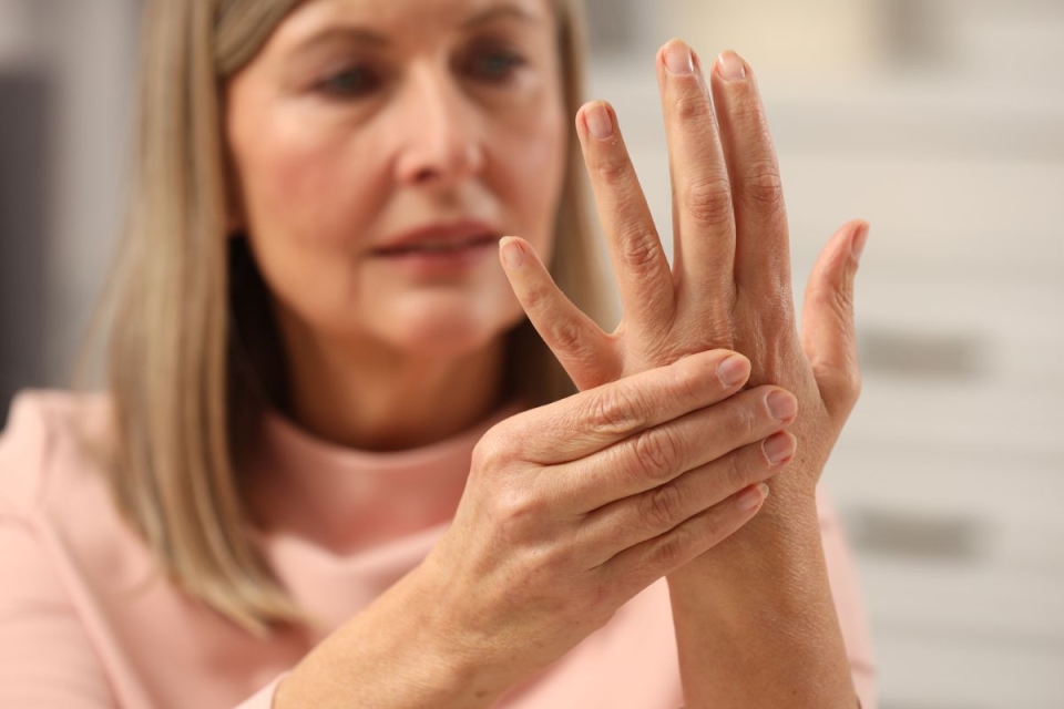 HonorHealth General Surgery - Woman holds aching hand with arthritis, considering GLP-1 weight loss drug for relief.