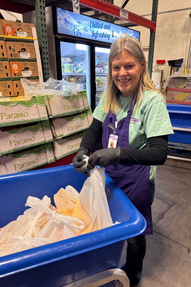 HonorHealth adult volunteer works at Desert Mission.