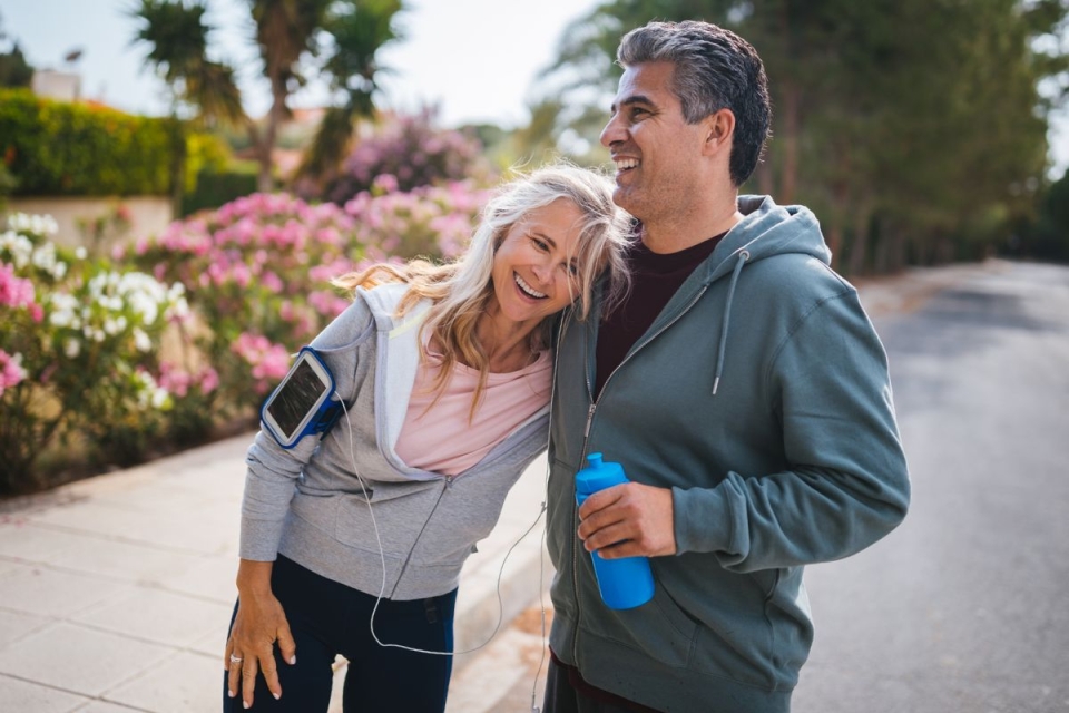 HonorHealth Concierge Neurology - Couple smiles while taking a break during an outdoor run.