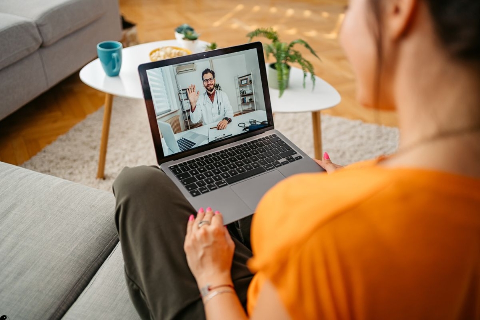 HonorHealth Whole Health Institute - Female engages in online CME-accredited course in integrative and lifestyle medicine on a laptop.