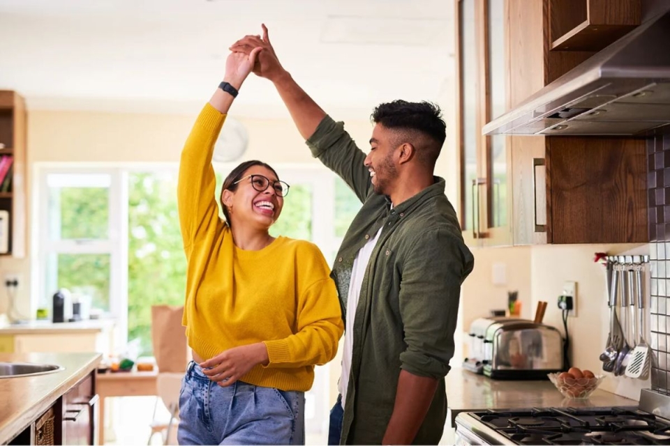 HonorHealth Integrative Medicine - Smiling couple dances in the kitchen as they cook a healthy meal.