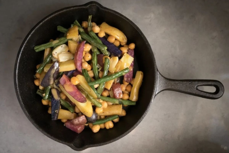 Blue Zones roasted potatoes and green beans with mustard drizzle recipe from HonorHealth.