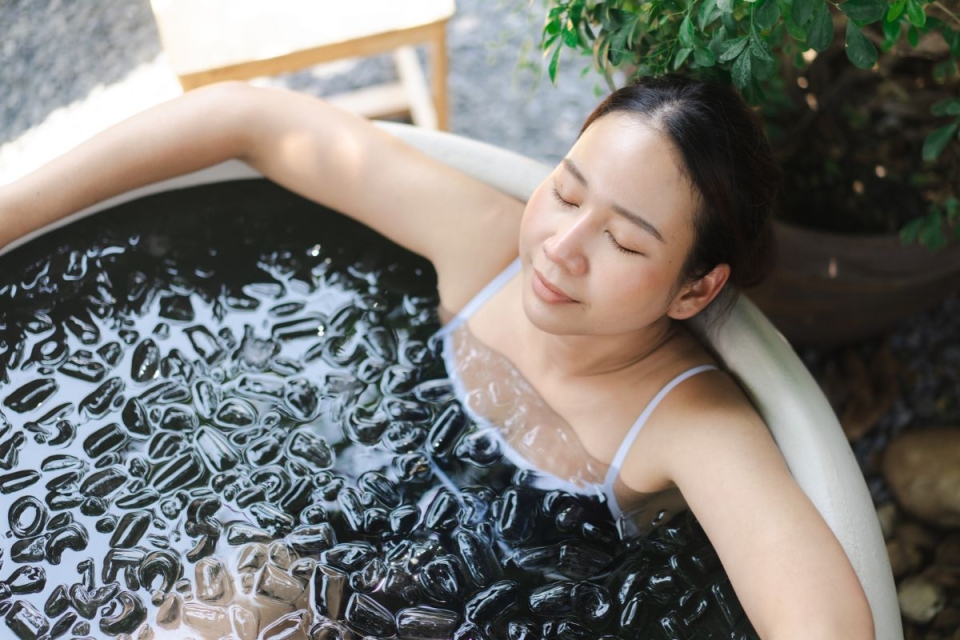 HonorHealth Heart Care & Integrative Medicine - Woman sits in icy cold plunge tub to reduce stress and improve sleep and quality of life.