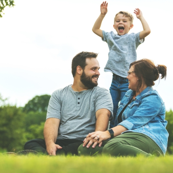 Family sits in park with child - What your heart really thinks about the dad bod