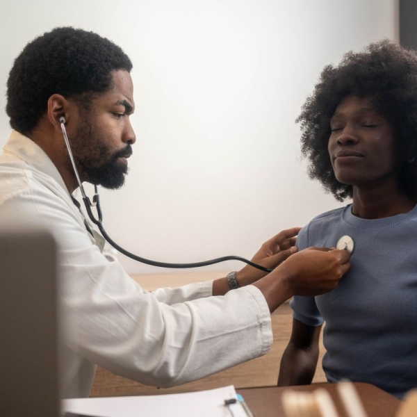An HonorHealth thoracic surgeon listens to a patient’s lungs with a stethoscope during a checkup, illustrating the importance of early lung cancer detection, breathing health and timely screening.