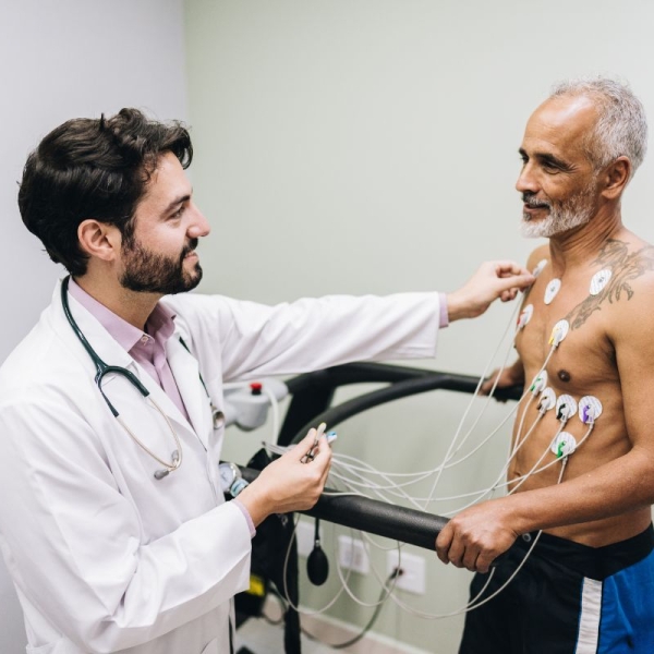 HonorHealth Heart Care cardiologist performs stress test on patient.