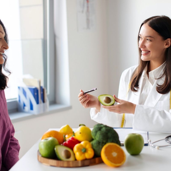 HonorHealth Bariatrics - Female provider discusses nutrition guidelines with patient start GLP-1 medication for weight loss.