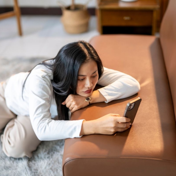 HonorHealth Neurology - Woman doomscrolls on phone, which experts say can contribute to declining mental health, poor sleep quality and difficulty focusing.