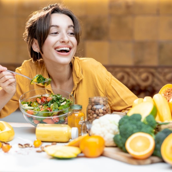 HonorHealth Whole Health Institute - Woman smiles while eating anti-inflammatory diet foods.