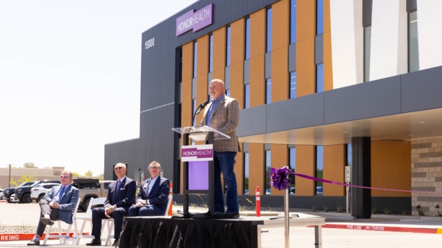 Mayor Jason Beck speaking at HonorHealth Period Campus ribbon cutting event.