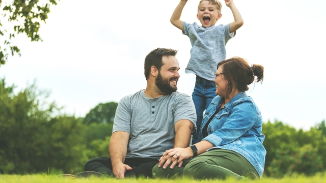Family sits in park with child - What your heart really thinks about the dad bod