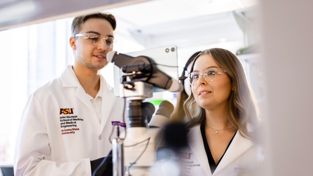 HonorHealth - ASU School of Medicine and Medical Engineering - Students learning in the lab