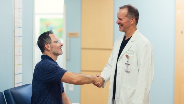HonorHealth Orthopedics - Orthopedic doctor shakes hand of patient in appointment.