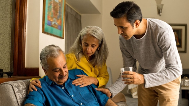 HonorHealth Heart Care - Family supports an older man with heart failure symptoms that may require care from an HonorHealth cardiologist.