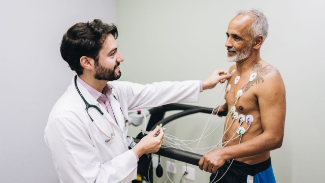 HonorHealth Heart Care cardiologist performs stress test on patient.