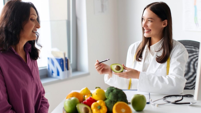 HonorHealth Bariatrics - Female provider discusses nutrition guidelines with patient start GLP-1 medication for weight loss.