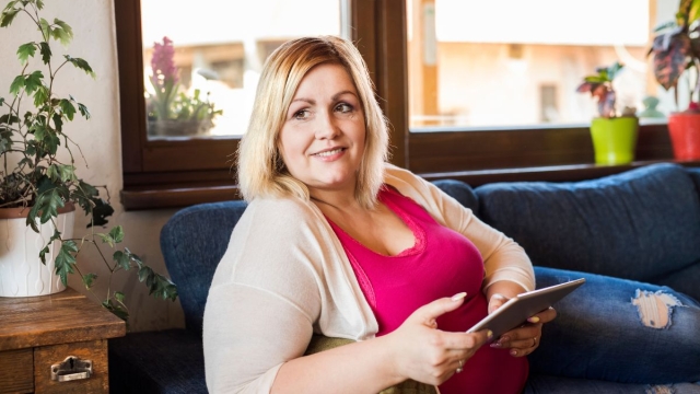 HonorHealth General Surgery - Woman smiles on couch after having a minimally invasive robotic weight loss surgery.