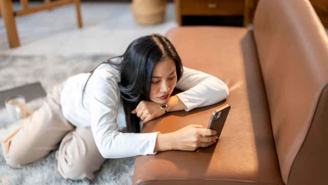 HonorHealth Neurology - Woman doomscrolls on phone, which experts say can contribute to declining mental health, poor sleep quality and difficulty focusing.