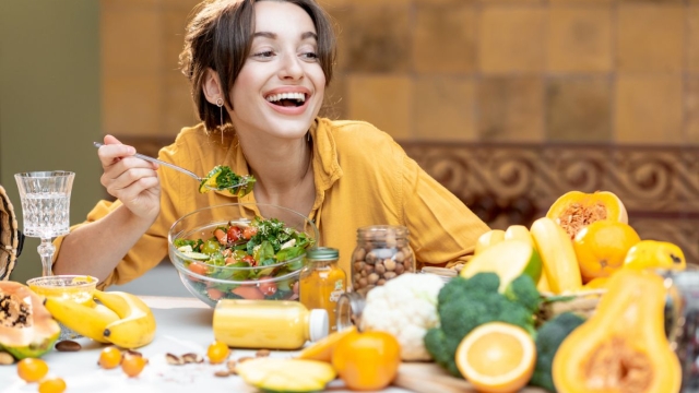 HonorHealth Whole Health Institute - Woman smiles while eating anti-inflammatory diet foods.